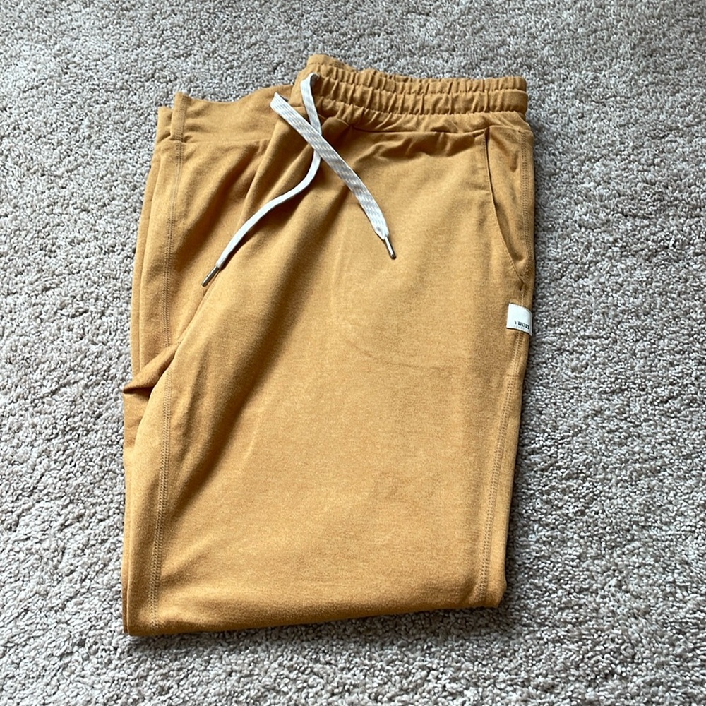 Vuori performance jogger. Cropped